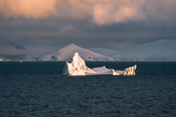 Όμορφο Παγόβουνο Επιπλέει Στο Νερό Φωτογραφία Από Ηλιοβασίλεμα Στην Ανταρκτική — Φωτογραφία Αρχείου