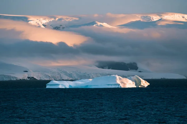 Gyönyörű Jéghegy Lebeg Vízben Fénykép Naplementekor Készült Antarktiszon Északi Sarkvidéken — Stock Fotó