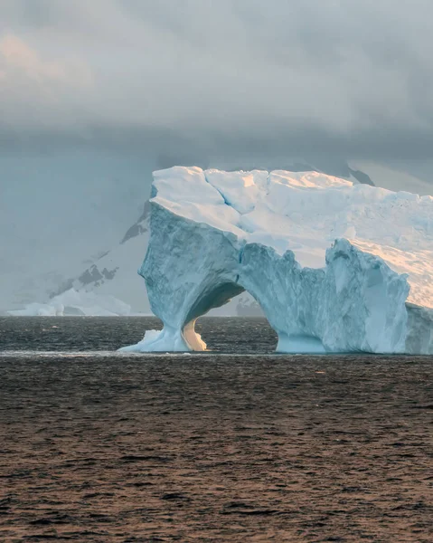 Belo Iceberg Flutuar Água Foto Tirada Pôr Sol Antártida Ártico — Fotografia de Stock