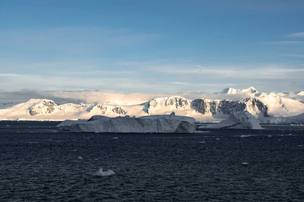 Hermosas Montañas Cubiertas Nieve Contra Cielo Del Atardecer Antártida Calentamiento — Foto de Stock