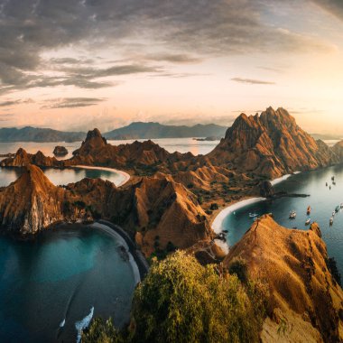Güneş doğarken Komodo Adası, Komodo Ulusal Parkı, Labuan Bajo, Flores, Endonezya 'dan Padar Adası' nın tepesinde panoramik sıcak manzara.