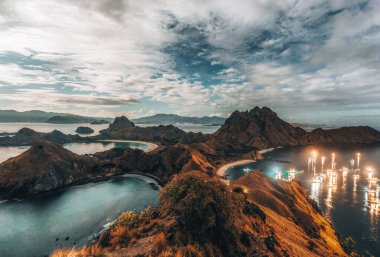Güneş doğarken Komodo Adası, Komodo Ulusal Parkı, Labuan Bajo, Flores, Endonezya 'dan Padar Adası' nın tepesinde panoramik sıcak manzara.
