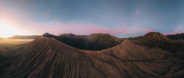 Bromo Krateri Dağı 'nın hava aracı görüntüsü, Doğu Java, Endonezya. Bromo kraterinin kenarında duran adam, yüksek kontrastlı, Bromo Tengger Semeru Ulusal Parkı.