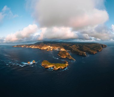 Diamond Beach, Nusa Penida, Bali, Endonezya 'daki mavi sahil insansız hava aracı görüntüsü. Kelingking Plajı Nusa Penida