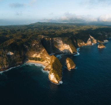 Diamond Beach, Nusa Penida, Bali, Endonezya 'daki mavi sahil insansız hava aracı görüntüsü