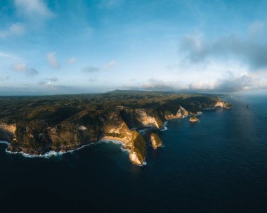 Diamond Beach, Nusa Penida, Bali, Endonezya 'daki mavi sahil insansız hava aracı görüntüsü