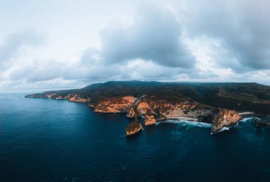 Diamond Beach, Nusa Penida, Bali, Endonezya 'daki mavi sahil insansız hava aracı görüntüsü