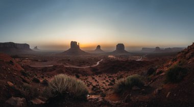 Sunset ve Sunrise 'daki ABD Utah Anıt Vadisi' nin panoramik manzarası rahibelerin ve West Miten Butte 'nin meşhur manzarası. Fotoğraf Utah 'ta çekildi.