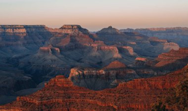 Arizona, ABD 'deki Büyük Kanyon Ulusal Parkı' nın Güney Rim 'inde gün batımı.