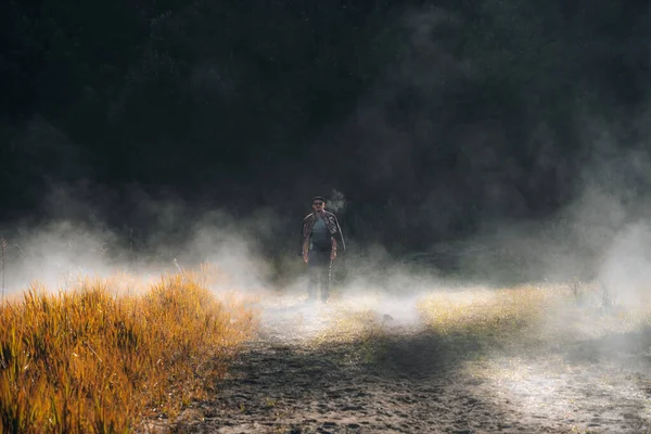 Young Man Ontmoet Zonsopgang Het Bromo Tengger Semeru National Park — Stockfoto