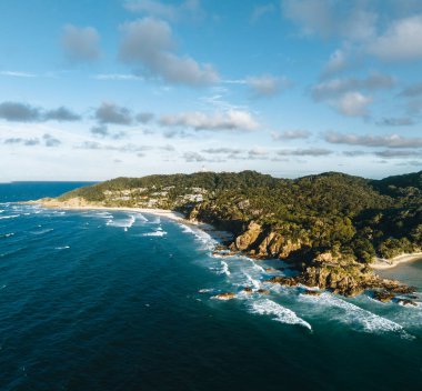 Byron Körfezi 'ndeki deniz feneriyle birlikte Wategoes Plajı hava görüntüsü. Cape Byron, Avustralya.