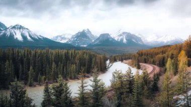 Bow Valley 'den 4K Timelapse, Banff Ulusal Parkı, Alberta, Kanada. Kuzey Amerika 'nın Rocky Dağları' ndaki ikonik manzara ve demiryolu sistemi