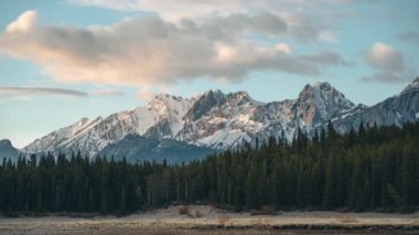 Banff Ulusal Parkı ve Kananaskis 'ten 4K hareketli Timelapse. Alpenshine ile gün doğumu. Alberta, Kanada, Kananaskis Gölü 'nün üst ve alt tarafının gündüz görüş alanı