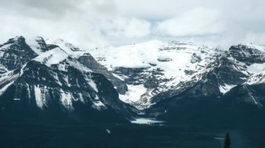 Banff Ulusal Parkı 'ndaki Louise Gölü' nün hızlandırılmış görüntüsü, Kanada, Alberta, Kanada. Uzaklaştır
