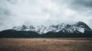 Banff Ulusal Parkı ve Kananaskis 'ten 4K hareketli Timelapse. Alpenshine ile gün doğumu. Alberta, Kanada, Kananaskis Gölü 'nün üst ve alt tarafının gündüz görüş alanı