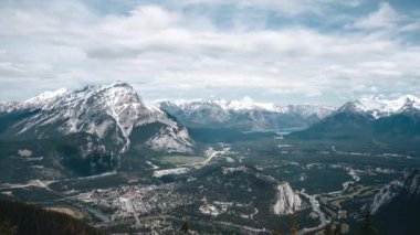 4K hızlandırılmış Sülfür Dağı videosu ve arka planda Mount Rundle ve Sülfür Dağı, Alberta, Kanada. Banff Ulusal Parkı 'nda sonbahar yeşillik manzarası, Kanada Kayalıkları.