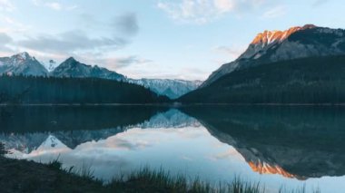 4K Moving Timelapse Sunrise Sunset Banff Ulusal Parkı, Alberta, Kanada 'da Mount Rundle' dan Two Jack Gölü 'nde. Zaman Hızı parlaklığı. Seyahat konsepti dağları