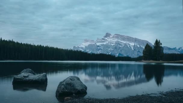 加拿大艾伯塔省班夫国家公园Rundle山的两个杰克湖 4K移动时间落日落日 时光倒流 旅行概念山脉 — 图库视频影像