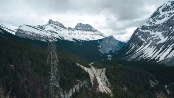 Timelapse Naturskön Enhet Vacker Motorväg Icefields Parkway Genom Kanadensiska Rockies — Stockvideo