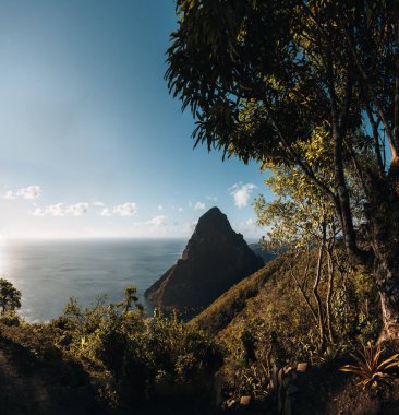 Karayipler 'deki St. Lucia' daki Petit ve Gros Piton 'dan mavi gökyüzünün altındaki dağların manzarası. Fotoğraf Soufriere yakınlarında çekildi. Aziz Lucia.
