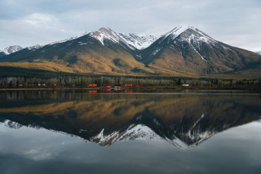 Rundle Dağı ve renkli trenleri olan milyonlarca göl. Rocky Dağları, Banff, Alberta, Kanada.