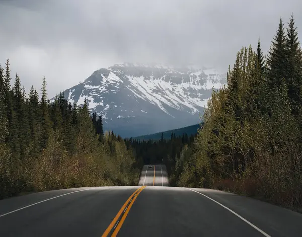 Bow Gölü 'ndeki buz tarlaları Parkway - Bow Gölü' ne doğru uzanan bir bahar akşamı manzarası BowCrow Tepesi, Crowfoot Buzulu ve Crowfoot Dağı arkasında yükseliyor, Banff Ulusal Parkı