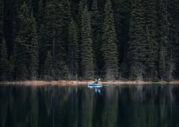 Huzur içinde Lake Louise, Banff National Park, Alberta, Kanada sularda yüzen Kano