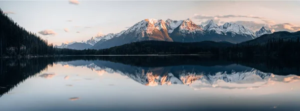 Sunrise Pyramid Lake Jasper National Park Canadian Rocky Mountains Alberta — Fotografia de Stock