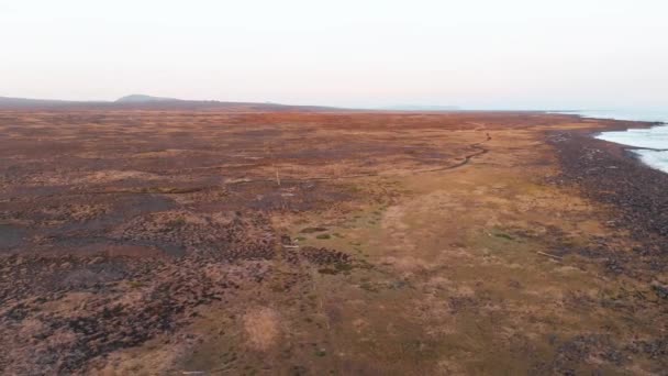 Aerial Hotové Záběry Sklon Vln Oranžový Maják Islandském Pobřeží Pestrobarevný — Stock video