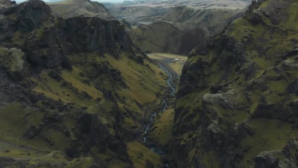 Aerial Drone Footave Acima Das Colinas Lava Verde Vibrante Coberto — Vídeo de Stock