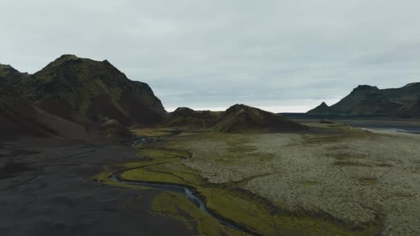モスで覆われた活気に満ちた緑色の溶岩の丘の上の空気ドローンF Tapve アイスランドハイランド ソルスモーク地域 — ストック動画