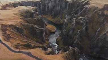 İzlanda 'daki Fjadrargljufur Kanyonu' nun 4K hava aracı görüntüleri. Güneydoğu İzlanda 'daki nehir kanyonu ve manzarası göz kamaştırıcı. Yüksek kalite 4k görüntü.