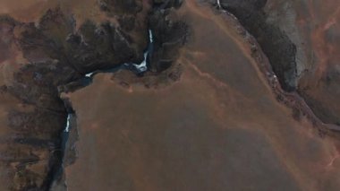 İzlanda 'daki Fjadrargljufur Kanyonu' nun 4K hava aracı görüntüleri. Güneydoğu İzlanda 'daki nehir kanyonu ve manzarası göz kamaştırıcı. Yüksek kalite 4k görüntü.