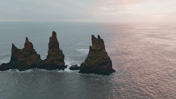 Założenie Aerial View Shot Scenic Reynisdrangar Islandia — Wideo stockowe