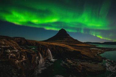 Kuzey Işığı, İzlanda 'daki Kirkjufell' de Aurora borealis. Kışın Kirkjufell Dağları