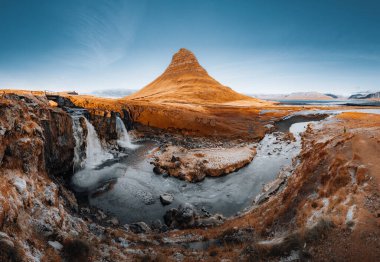 Kirkjufell yanardağ ile Snaefellsnes kıyı yarımadanın akşam harika. Sabah pitoresk ve muhteşem sahne. Konumu bulunan meşhur mekanlar Kirkjufellsfoss şelale, İzlanda, Avrupa. Güzellik Dünya