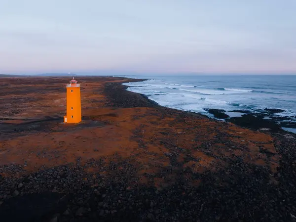 冰岛海滨的橙色灯塔的空中无人机照片 冰岛西海岸和斯奈弗勒斯半岛灯塔的冰岛景观在夏天 冰岛旅行 — 图库照片