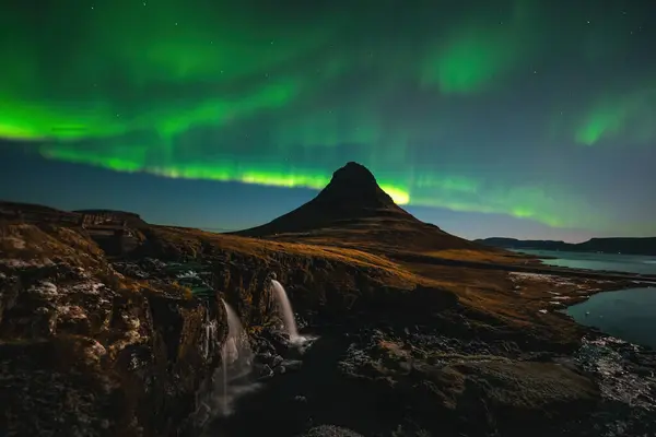 Північне Світло Aurora Borealis Kirkjufell Ісландії Гори Кіркджуфелл Взимку — стокове фото