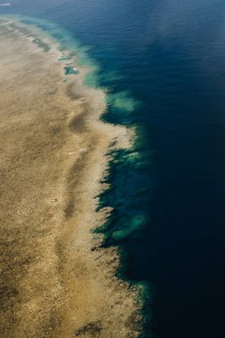 WhitSunday, Aerilie Beach, Queensland, Avustralya 'daki Büyük Set Mercan Resifi yapısının hava manzarası..