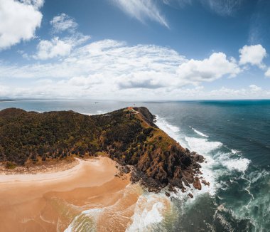 Byron Körfezi deniz feneri yüksek kayalık burunda. Avustralya kıtasının en doğu noktası. Pasifik Okyanusu 'na bakıyor.