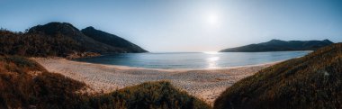 Sunset Havacılık, Wineglass Körfezi sahili ve Mount Amos manzaralı. Freycinet Park, Tazmanya, Avustralya.