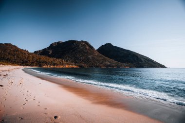 Sunset Havacılık, Wineglass Körfezi sahili ve Mount Amos manzaralı. Freycinet Park, Tazmanya, Avustralya.