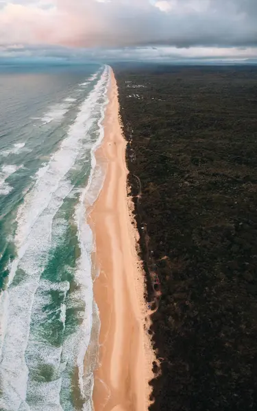 澳大利亚昆士兰州Kgari弗雷泽岛75英里海滩著名的75英里长的75英里长的海滩 日落前不久的高空无人驾驶飞机图像 — 图库照片