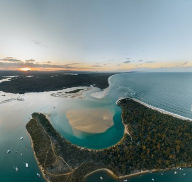 Noosa Nehri 'nin hava aracı görüntüsü, Byron Gold Coast Sunshine Coast, Avustralya