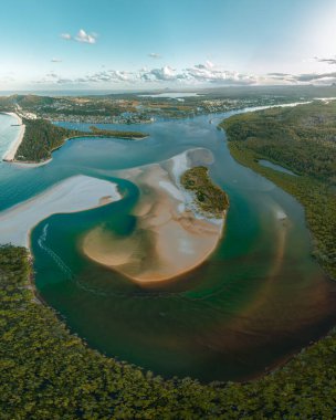 Noosa Nehri 'nin hava aracı görüntüsü, Byron Gold Coast Sunshine Coast, Avustralya