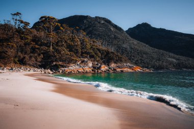 Sunset Havacılık, Wineglass Körfezi sahili ve Mount Amos manzaralı. Freycinet Park, Tazmanya, Avustralya.