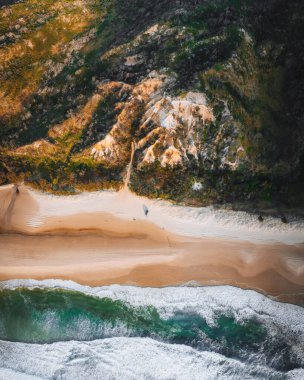 The Pinnacles 'ın hava aracı görüntüsü Fraser Adası' ndaki Colored Sands, arabayla Sunrise. Kgari, Queensland, Avustralya