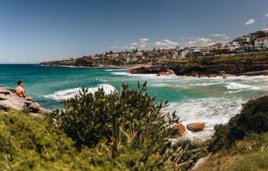 Sydney NSW Avustralya 'daki Kraliyet Ulusal Parkı sahil yürüyüşündeki uçurumun manzarası Wattamolla' dan doğaya yolculuk pisti. Açık havada seyahat ve Piknik Etkinliği.