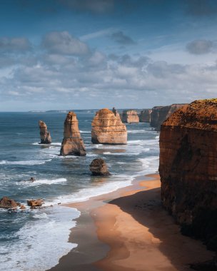 Güney Avustralya 'daki Büyük Okyanus Yolu boyunca uzanan on iki havarinin kayalarının manzarası harika..