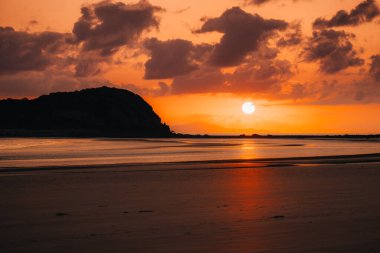 Cape Hillsborough sahilinde renkli gün doğumu.